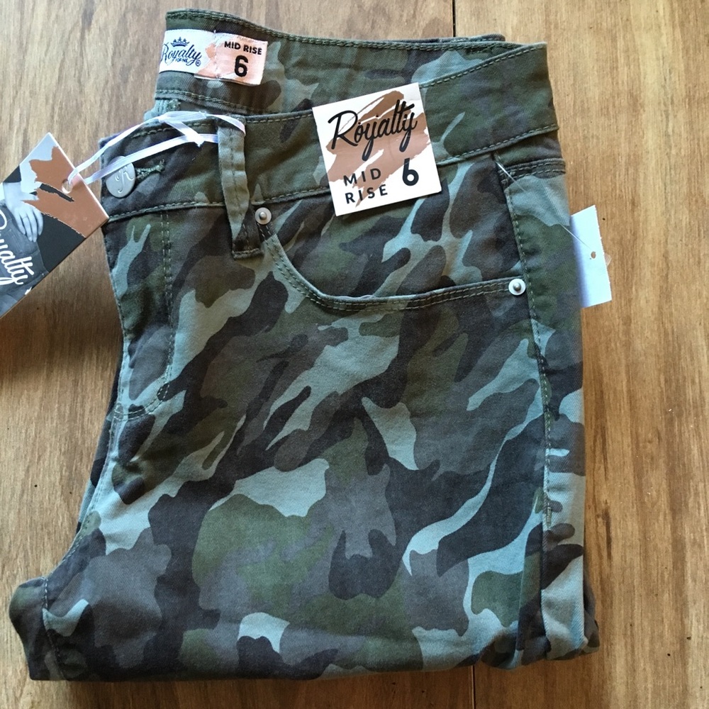 Women’s ankle cut camo denim pants